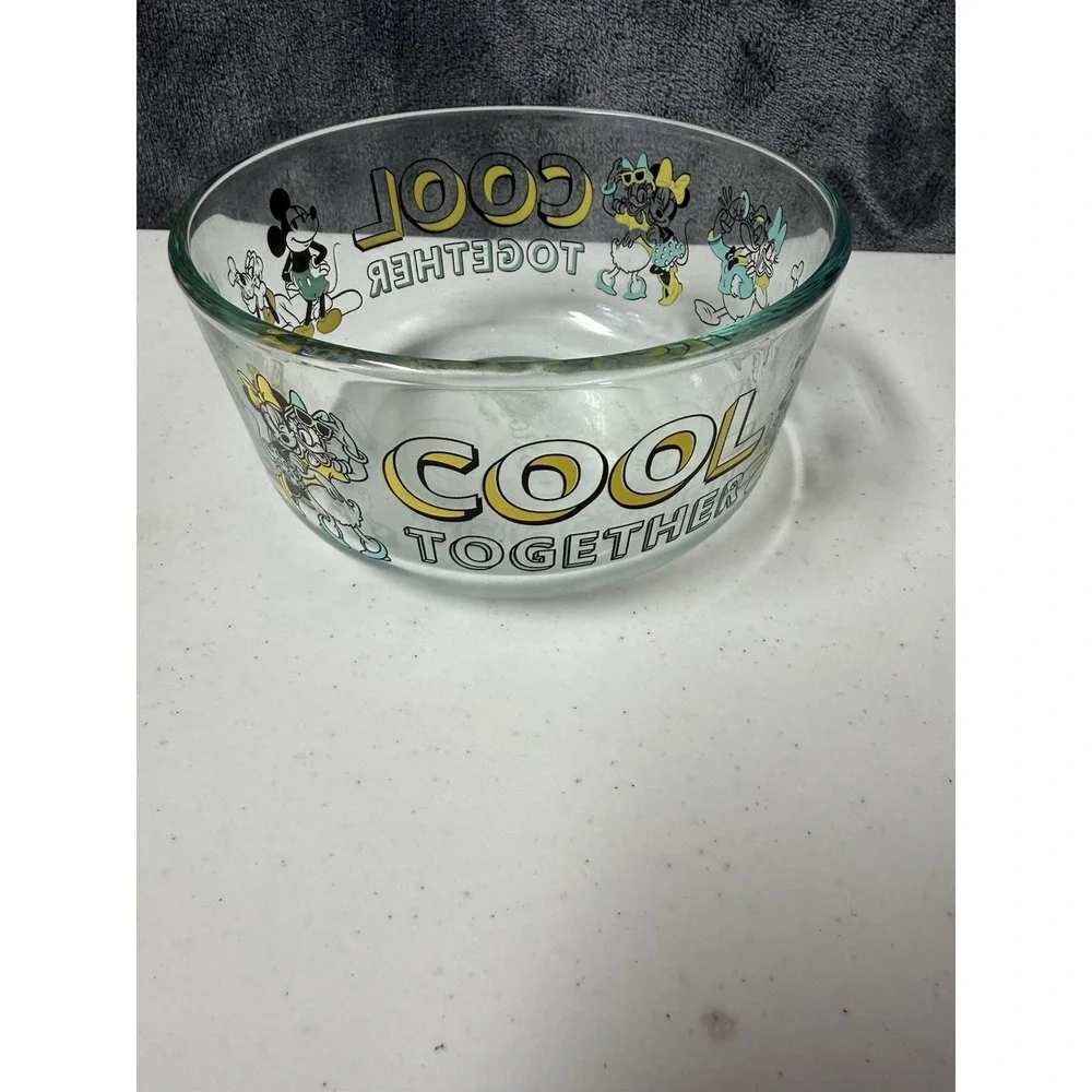 Pyrex Disney Cool Together 4-cup Mickey Mouse Minnie Donald Daisy Pluto